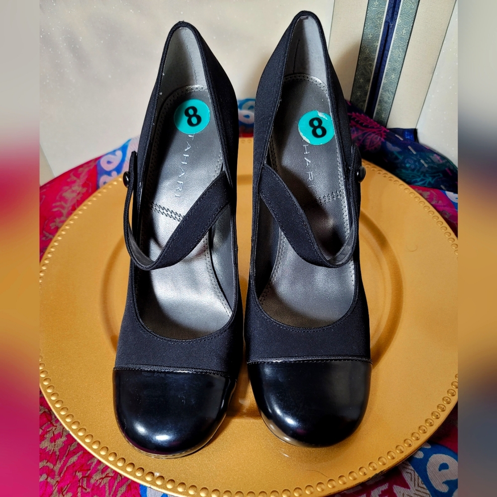 Tahari black heeled leather shoes.  Size 8.  (281)